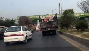 Sieste dans un Hamac suspendu à l'arrière d'un camion en route !