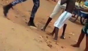 Un gendarme se bagarre avec un enfant en pleine rue a Lomé
