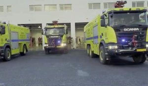 Danse des pompiers d'un aéroport en Islande devant un avion en feu !