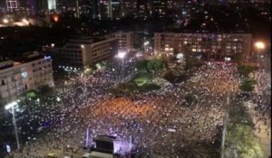 À Tel-Aviv, près de 2000 Israéliens manifestent en tentant de respecter les les mesures de distanciation