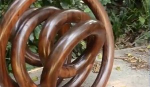 Cet artiste a fabriqué une sculpture en bois infinie