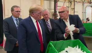 Donald Trump a visité une usine de masques respiratoires dans l'Arizona, sans porter de masque