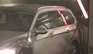 Une automobiliste explose sa voiture en sortant d'un parking