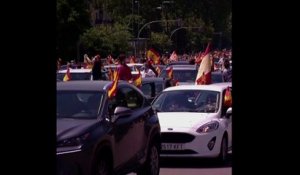 En Espagne, des milliers de personnes manifestent… en voiture