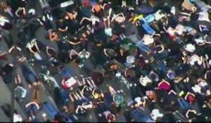 Mort de George Floyd - Des milliers de manifestants se sont allongées face contre terre sur un pont à Portland hier en solidarité avec la victime