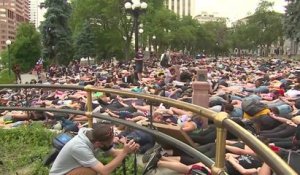 Denver: Des centaines de manifestants s'allongent pendant 9 minutes en hommage à George Floyd