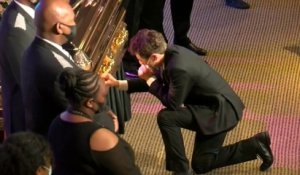 Un genou à terre, le maire de Minneapolis pleure devant le cercueil de George Floyd