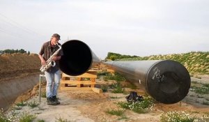 Saxophone à l'entrée d'un gazoduc