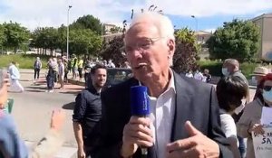 Gaby Charroux, le maire de Martigues soutient l'hôpital et le personnel