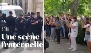 Des policiers et des soignants s'applaudissent pendant la manifestation à Nîmes