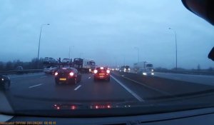 Ce que ce camion va perdre au  milieu de l'autoroute est étonnant