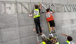 Extinction Rebellion décroche les lettres en métal de la Tour des Finances à Bruxelles
