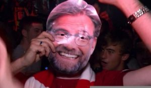 Liverpool - Les fans célèbrent le titre devant Anfield