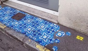 Le graphiste Dominique Hermier peint des carreaux de ciment sur les trottoirs d'Évreux