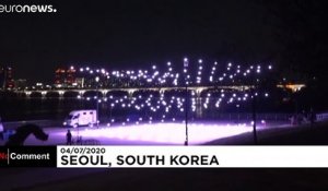 Covid-19 : des messages de prévention illuminent le ciel de Séoul