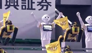 Des robots Spot et Pepper dansent pendant un match de baseball