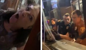 Une femme refusée d'un restaurant pète un plomb, lèche la vitre et enfonce la porte