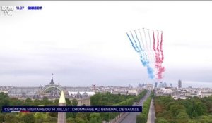 14-Juillet: la patrouille de France dessine son emblématique panache de fumée bleu-blanc-rouge au-dessus des Champs-Élysées