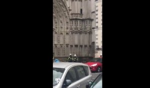 Les images de l'incendie en cours à la cathédrale de Nantes