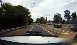 Cette voiture disparait dans un nuage de fumée... tour de magie sur l'autoroute