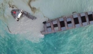 Les images du navire échoué sur les côtes de l'île Maurice désormais brisé en deux