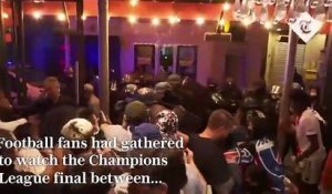 L'évacuation d'un bar par la police pendant PSG-Bayern