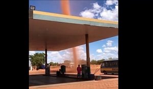 Une impressionnante tornade de poussière frôle une station essence