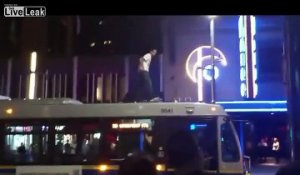 Cet homme ivre fait des roulades sur le toit d'un bus