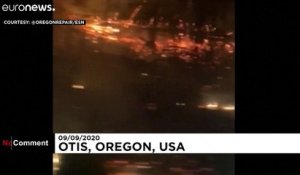 Des automobilistes traversent un feu de forêt dans l'Oregon