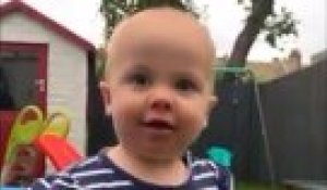 Ce Bebe N A Pas Peur Des Oiseaux Tiens Mange Petite Colombe Sur Orange Videos