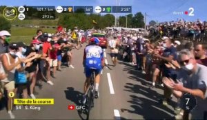 Tour de France : Séquence insolite hier quand plusieurs spectateurs se mettent nu hier en direct sur France 2 au passage du peloton ! Regardez