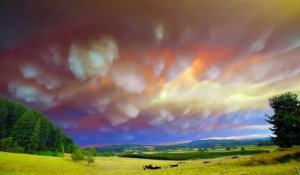 Il filme des nuages surréalistes dans le ciel de l'Oregon après les incendies