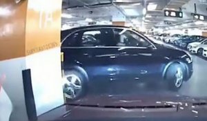 Une femme explose sa Porsche en sortant de sa place de parking