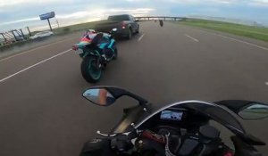 Un conducteur de pick-up renverse un motard