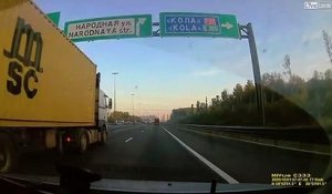 Il évite une voiture en panne et un piéton sur l'autoroute