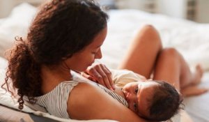 Des photos de mères donnant le sein pour normaliser l'allaitement