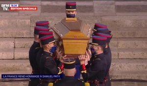 Le cercueil de Samuel Paty entre dans la cour d’honneur de la Sorbonne