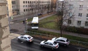 Ce bus a trouvé la méthode pour éviter les bouchons : couper par le trottoir