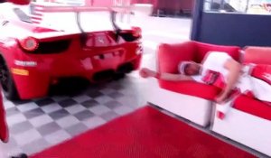 Réveiller son pote avec le bruit du moteur V8 d'une Ferrari