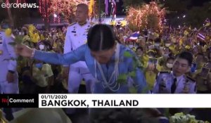 Le roi et la reine de ThaïIande, critiqués, en opération séduction avec leurs fans