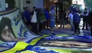 Argentine : Les fans de Maradona en nombre devant la clinique où il est hospitalité pour le soutenir