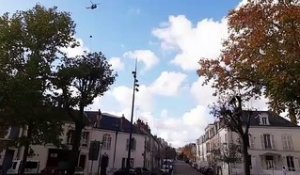 Hélicoptère militaire survolant le quartier Dunois, dans le centre-ville d'Orléans, dans le cadre d'un exercice