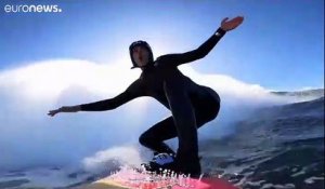 La surfeuse française Justine Dupont ride sur LA vague de sa vie