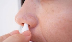 Un spray nasal pourrait prévenir les infections au COVID-19, suggère la recherche