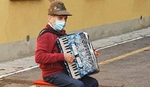Privé de visite à cause du Covid-19, un italien de 81 a joué de l'accordéon sous la fenêtre de sa femme hospitalisée