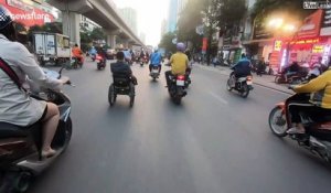 Un handicapé en fauteuil roule avec les motards