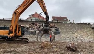 La digue d'Ambleteuse abîmée par les grandes marées