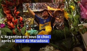 Des Argentins pleurent Maradona devant le stade de Boca Juniors à Buenos Aires