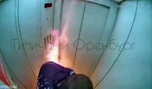 Un homme prend feu dans un ascenseur