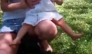 Regardez la réaction de ces bébés qui n’aiment pas l’herbe